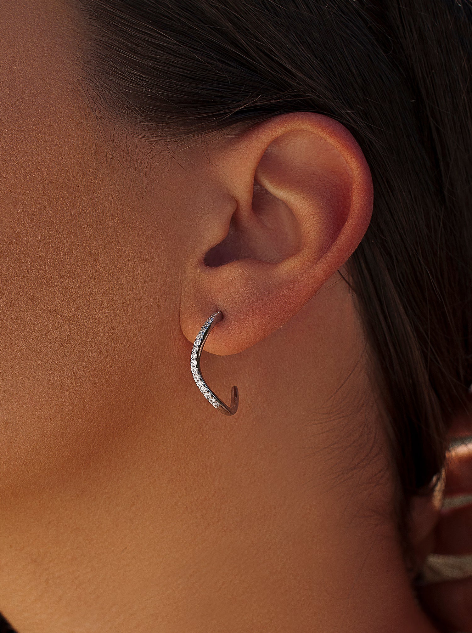 Original hoop earrings curvilinear design with zircons