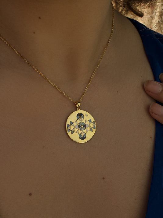 Round motif medal necklace with lapis lazuli and zircons