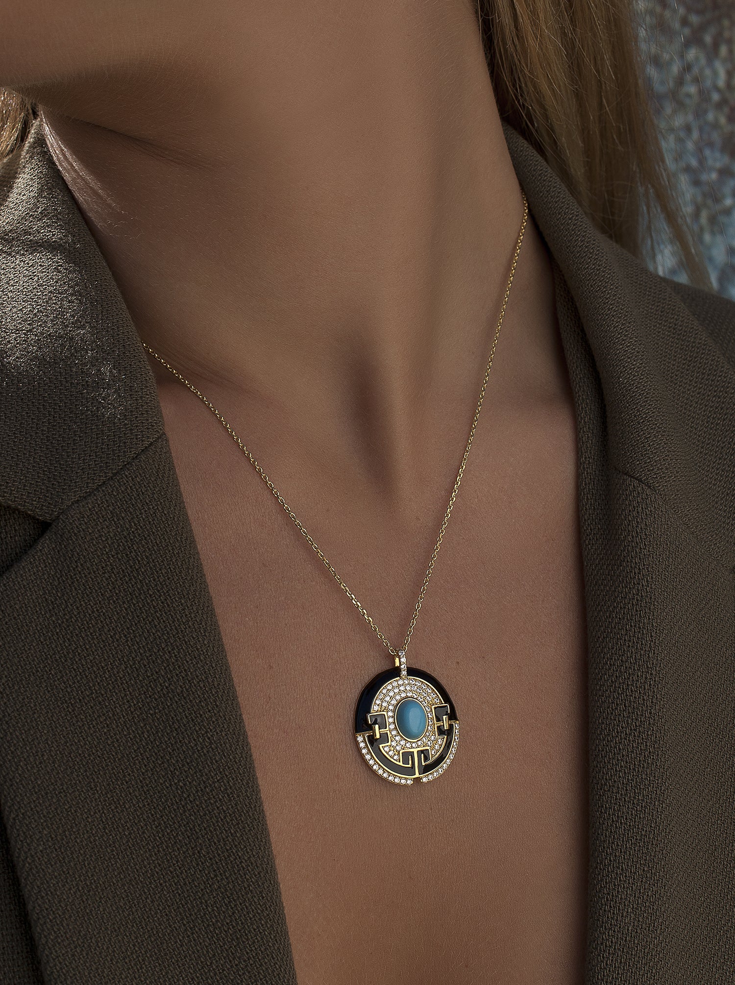 Collar medalla de diseño circular con circonitas y esmalte