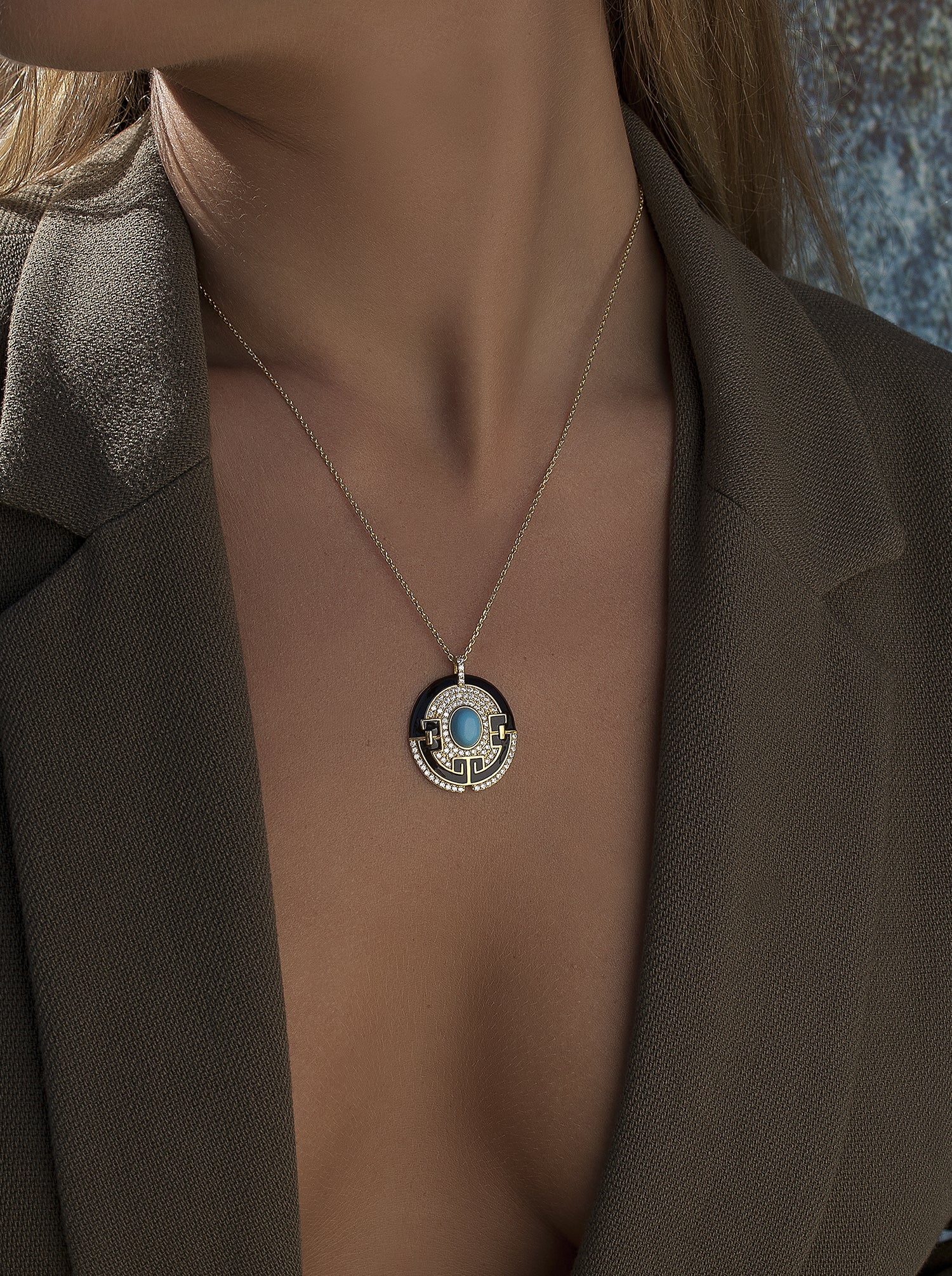 Collar medalla de diseño circular con circonitas y esmalte