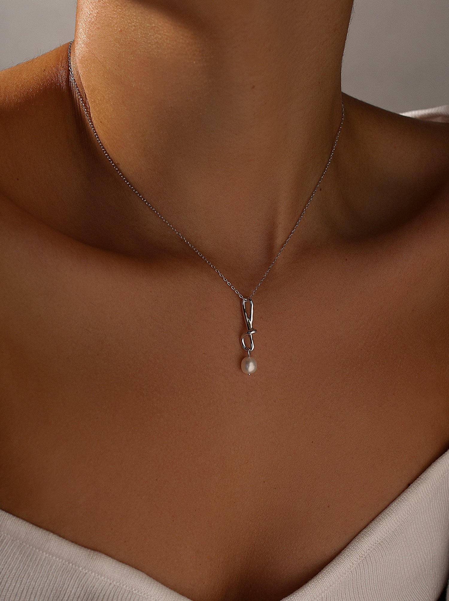 Colgante perlas de plata diseño geométrico