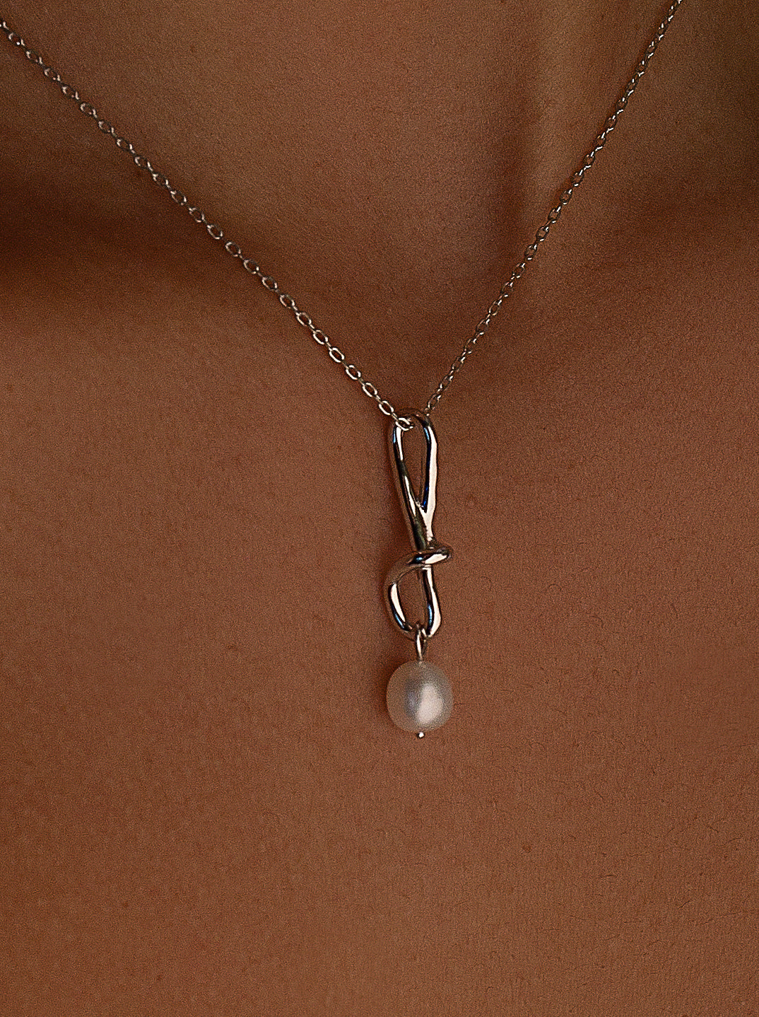 Colgante perlas de plata diseño geométrico