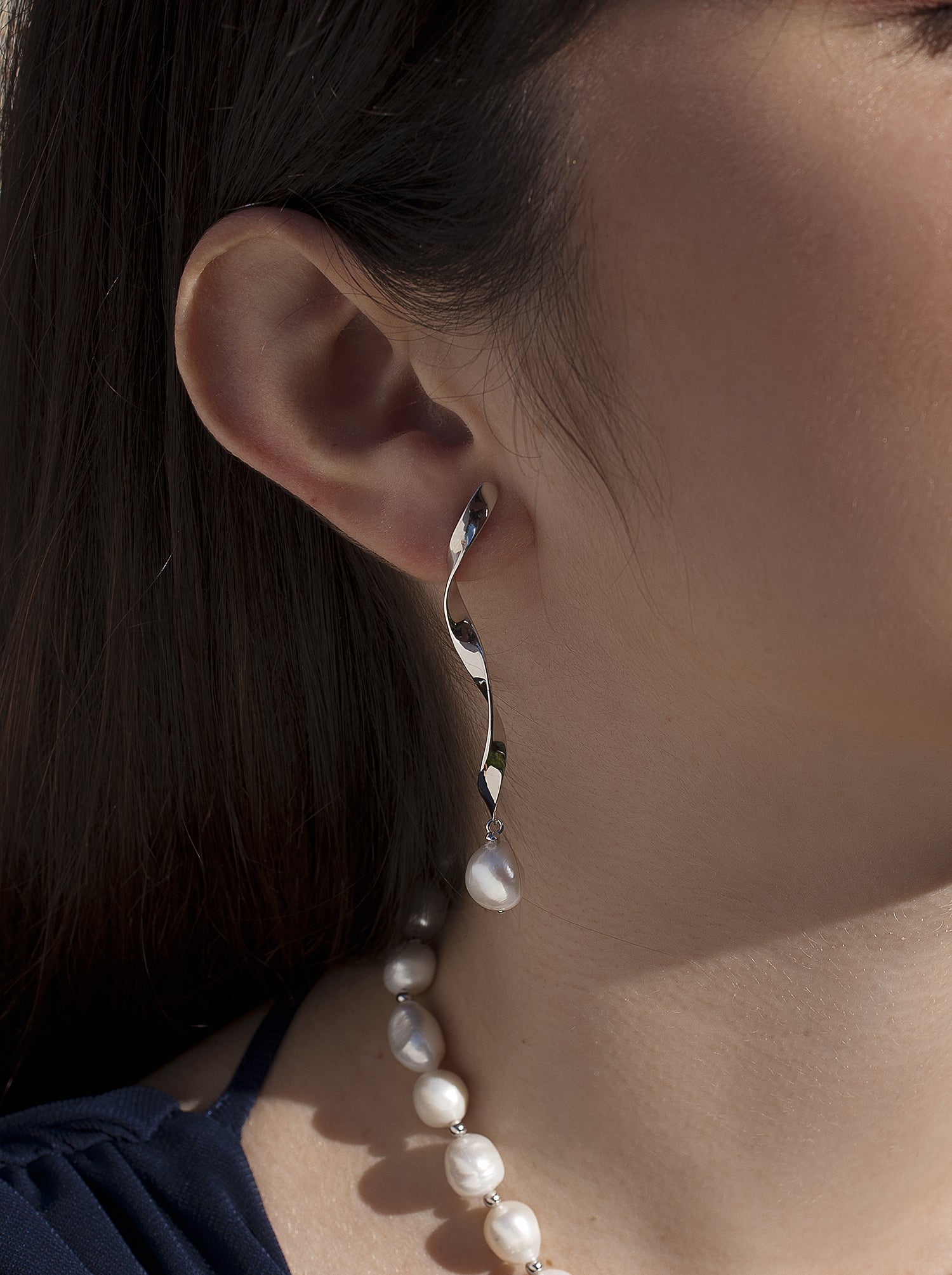 Pendientes perla de plata diseño curvilíneo