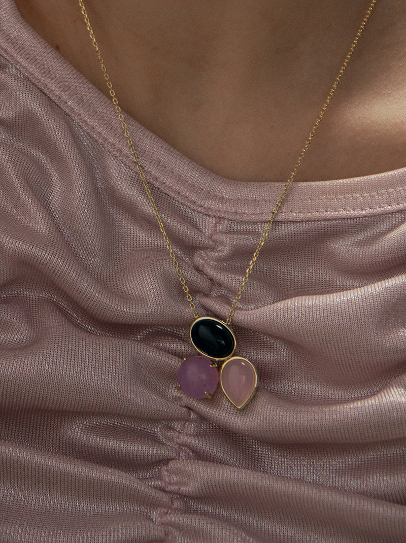 Necklaces with natural stones in purple tones