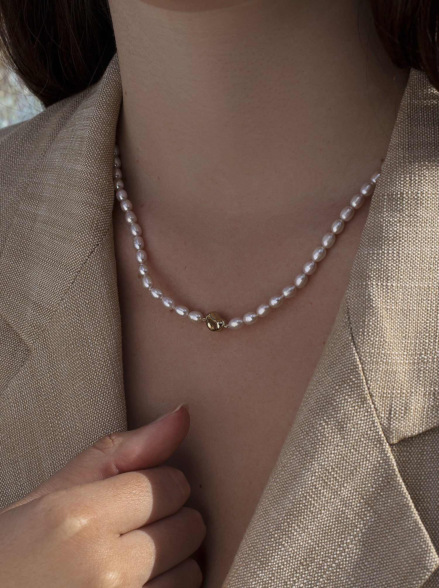 Collares cortos de perlas con detalle cierre de plata bañada en oro