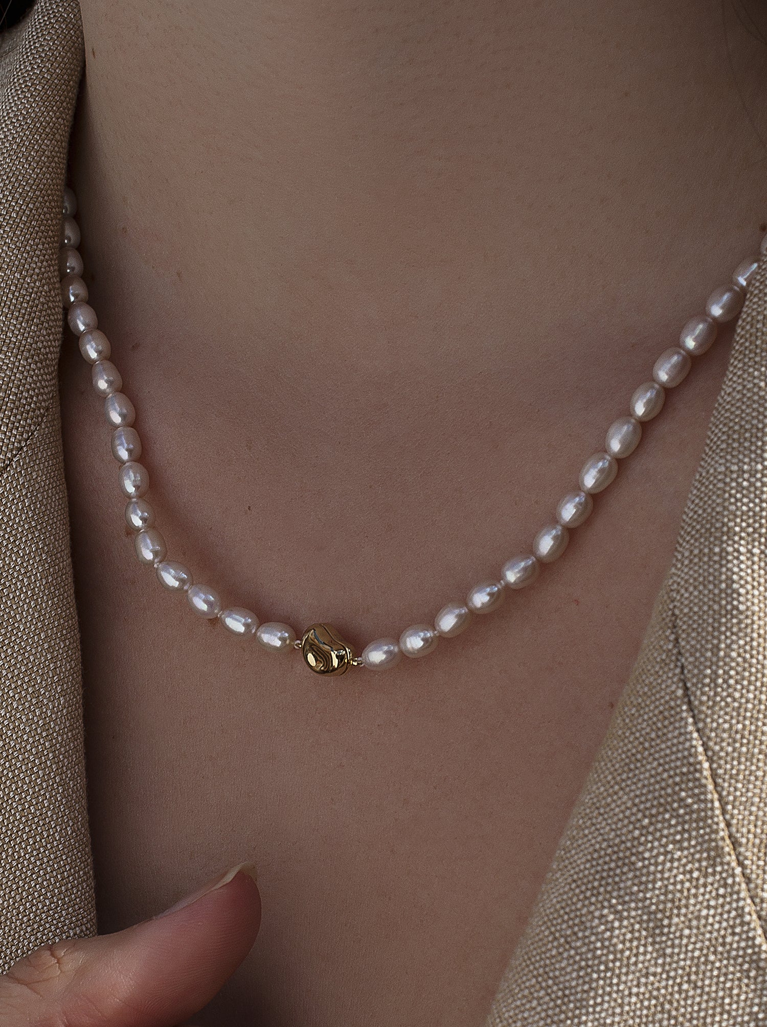 Collares cortos de perlas con detalle cierre de plata bañada en oro