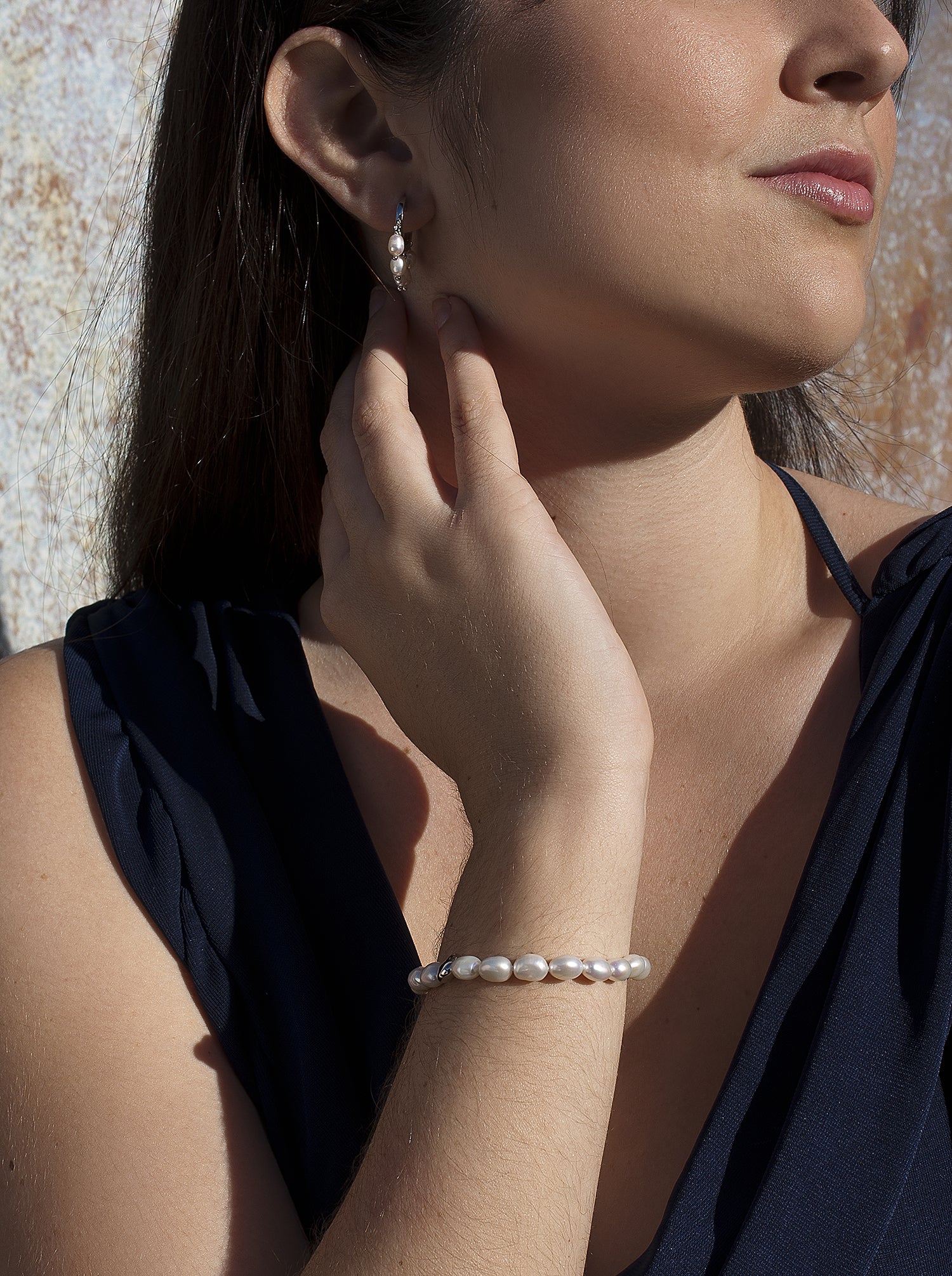 Pulseras perlas con detalle de plata irregular bañada en oro