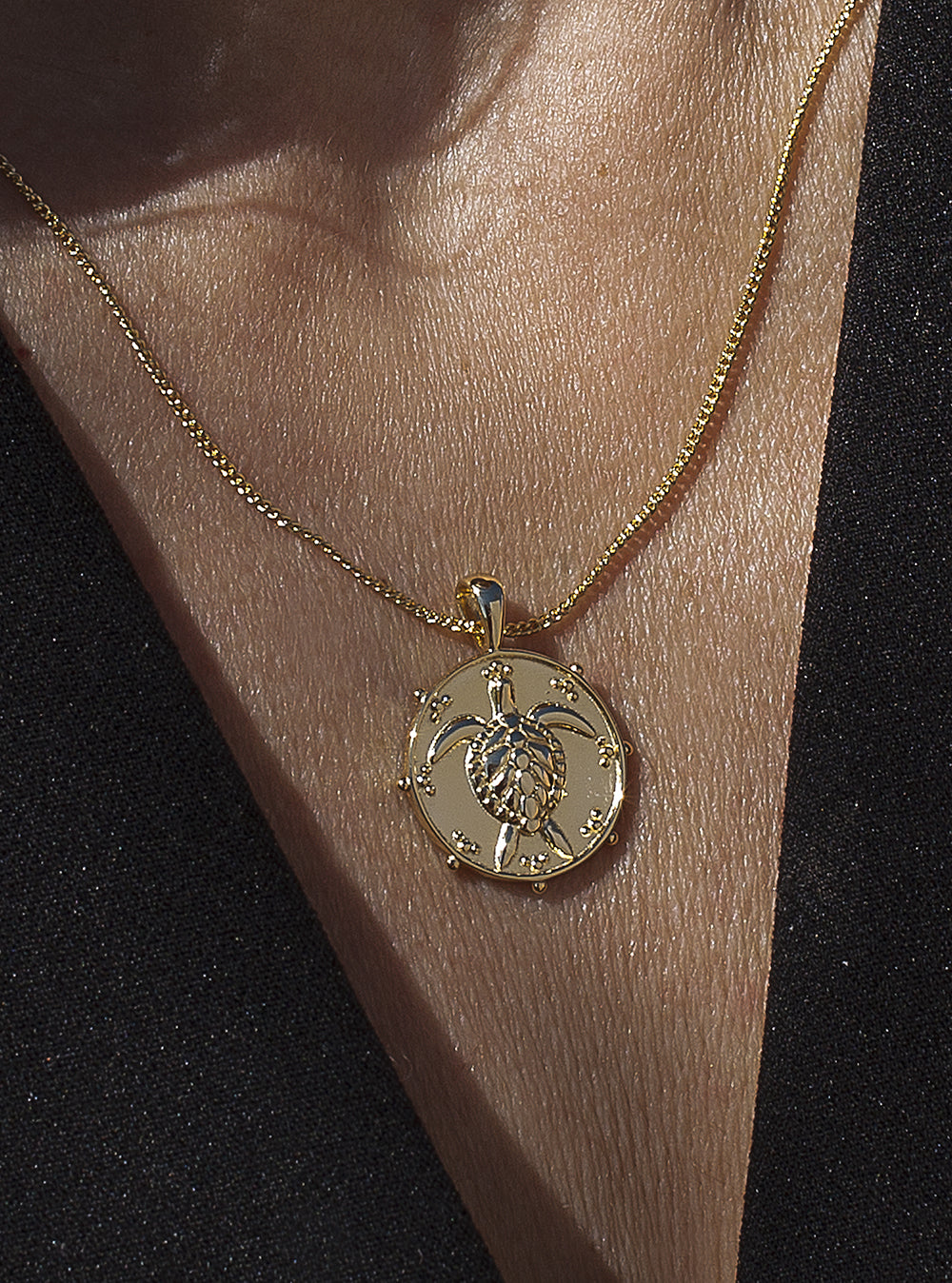 Collar medalla de plata bañada en oro diseño tortuga