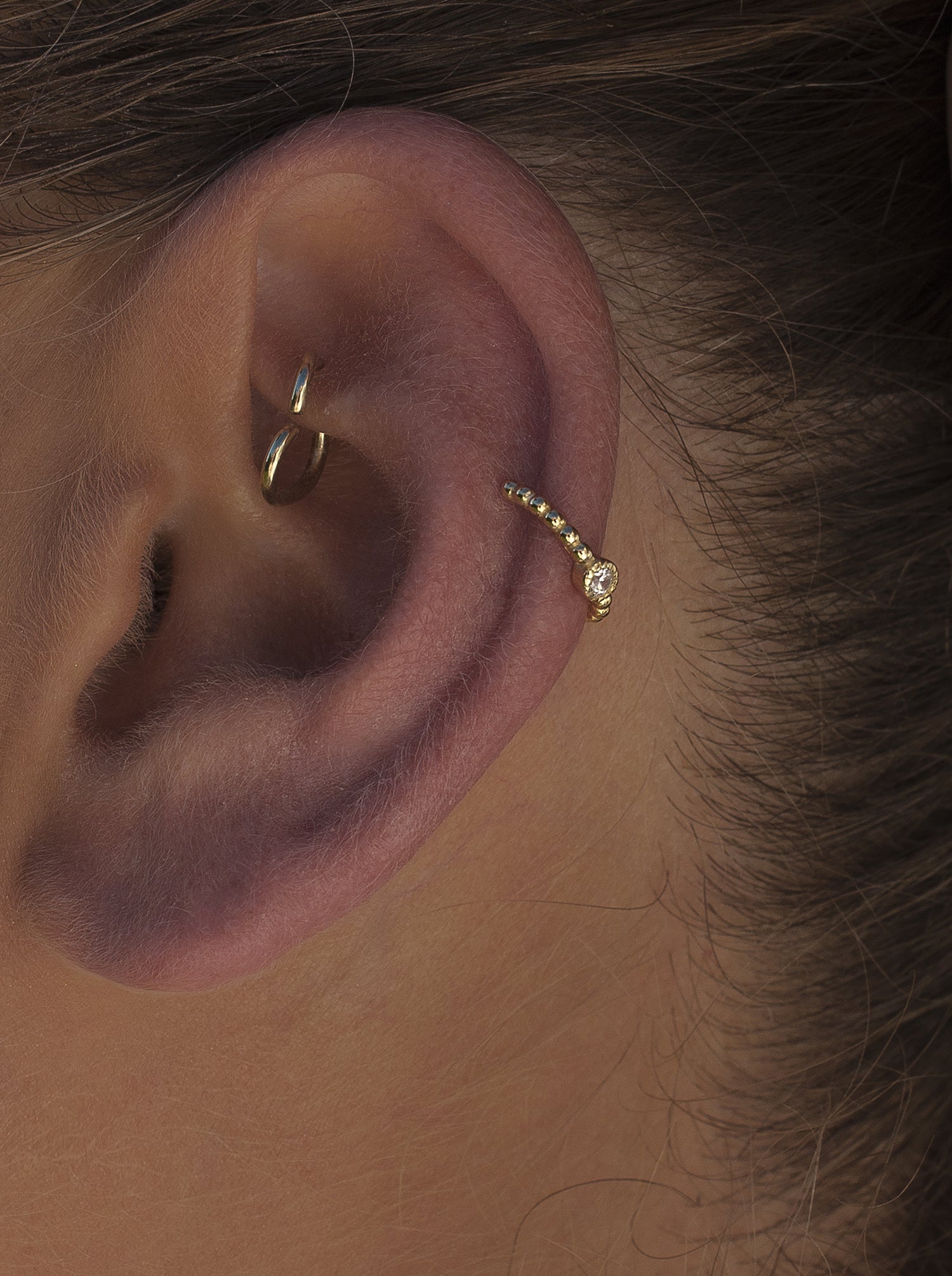 Ear cuff de plata bañada en oro diseño bolas con circonita