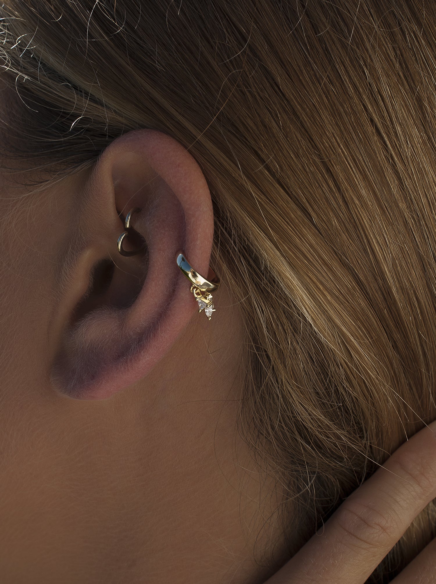 Ear cuff de plata bañada en oro diseño circonitas colgando