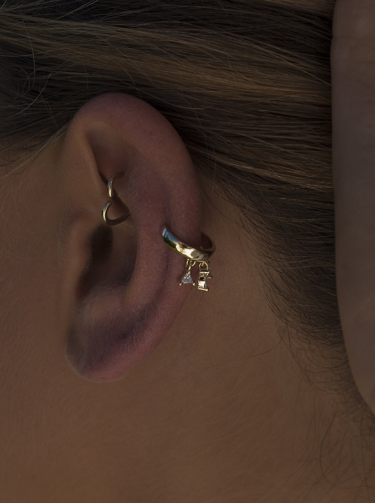 Ear cuff de plata bañada en oro diseño circonitas colgando