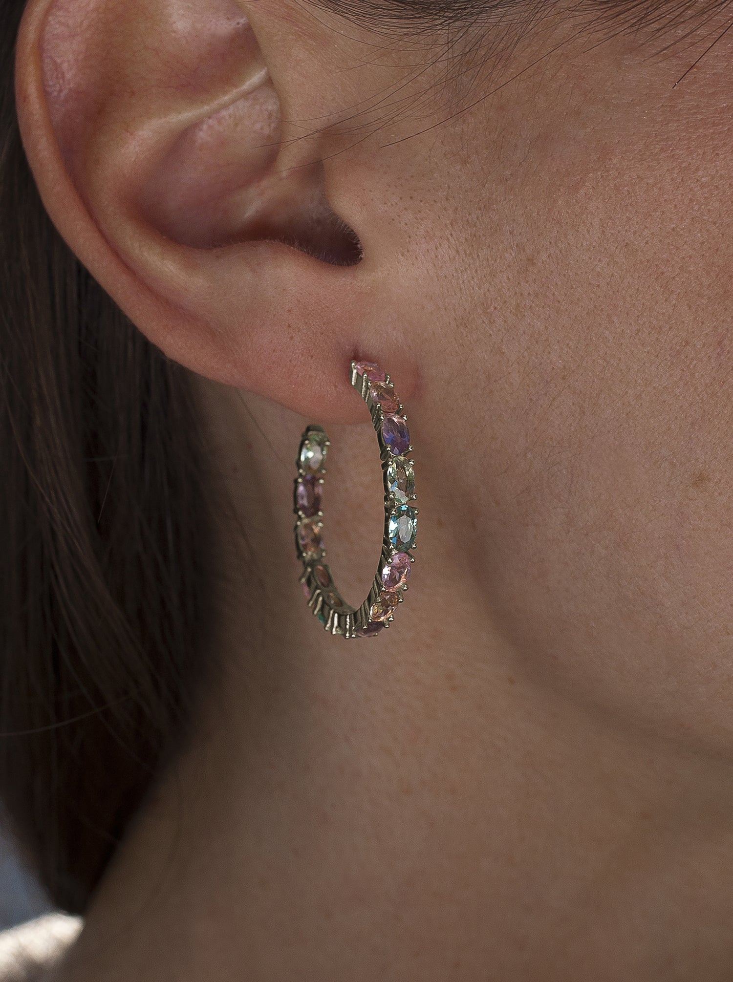 Hoop earrings with oval cut stones in pink tones