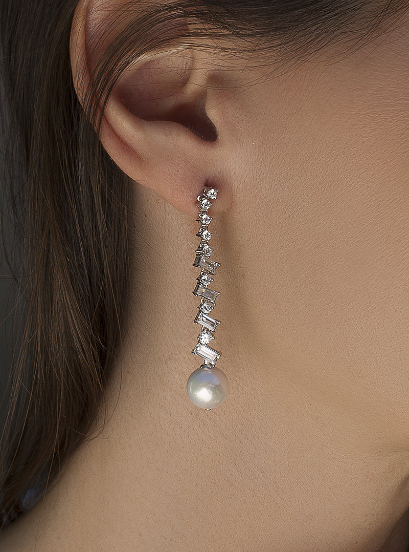 Long bridal earrings with rectangular zirconia and pearl finishings