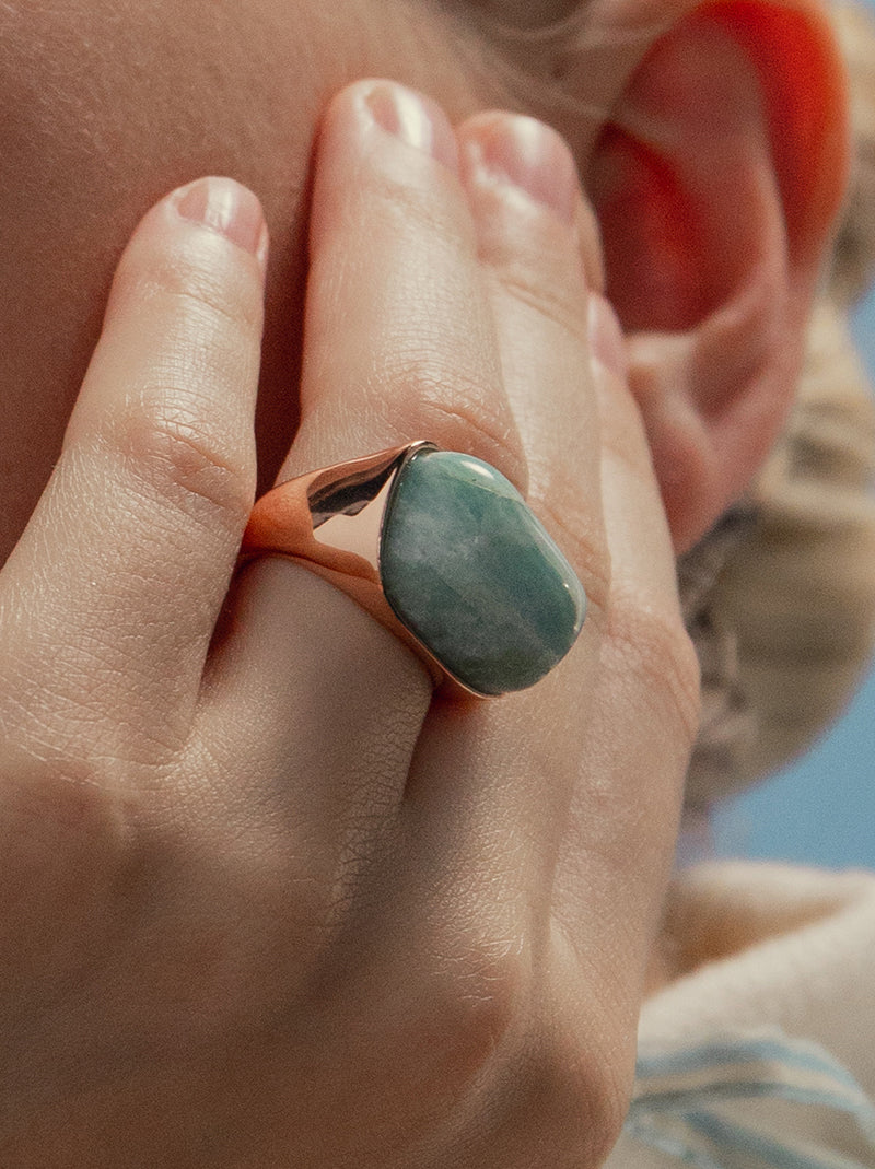 Anillo con piedra aquamarina engastada en plata bañada en rosa-LINEARGENT