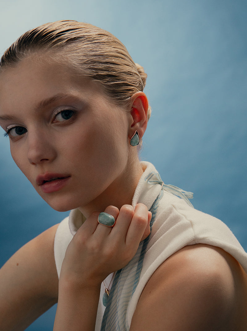 Anillo con piedra aquamarina engastada en plata bañada en rosa