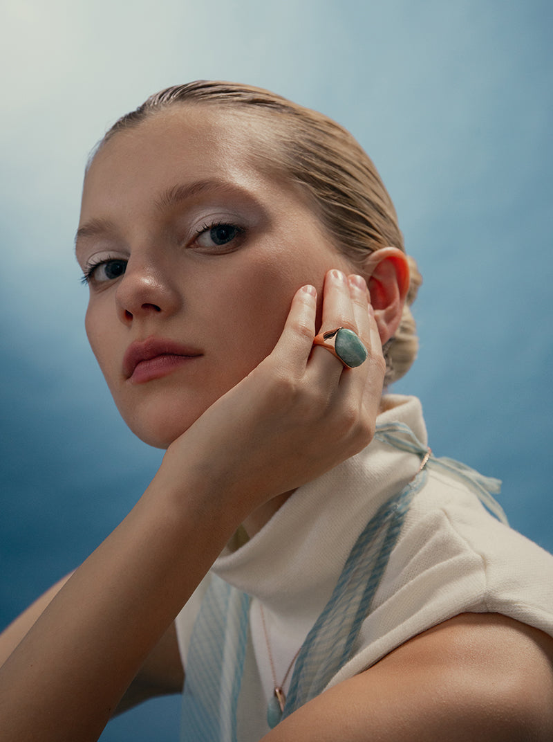 Anillo con piedra aquamarina engastada en plata bañada en rosa