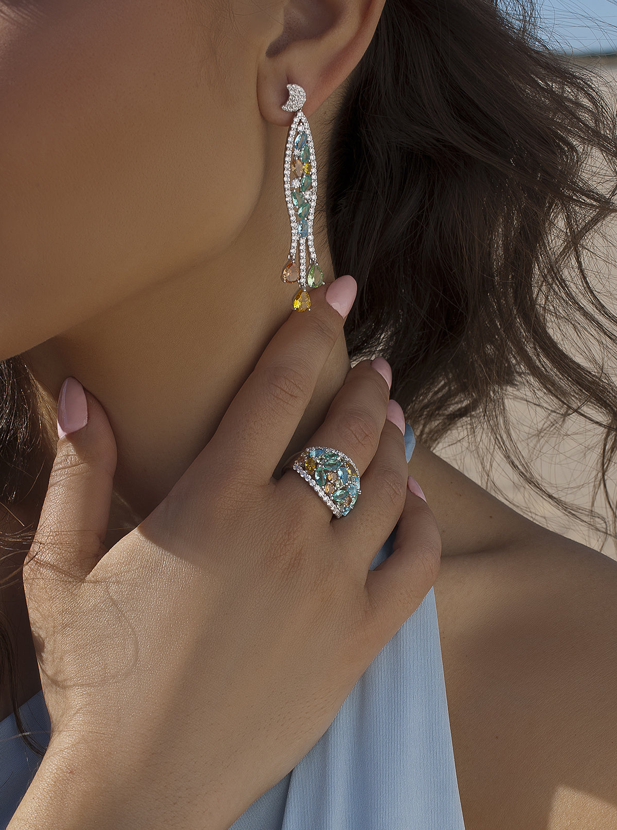 bague avec pierres baroque en tonalités froids