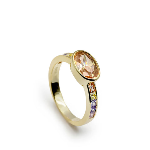 Anillo con pieza central oval y circonitas en tonos naranjas y morados
