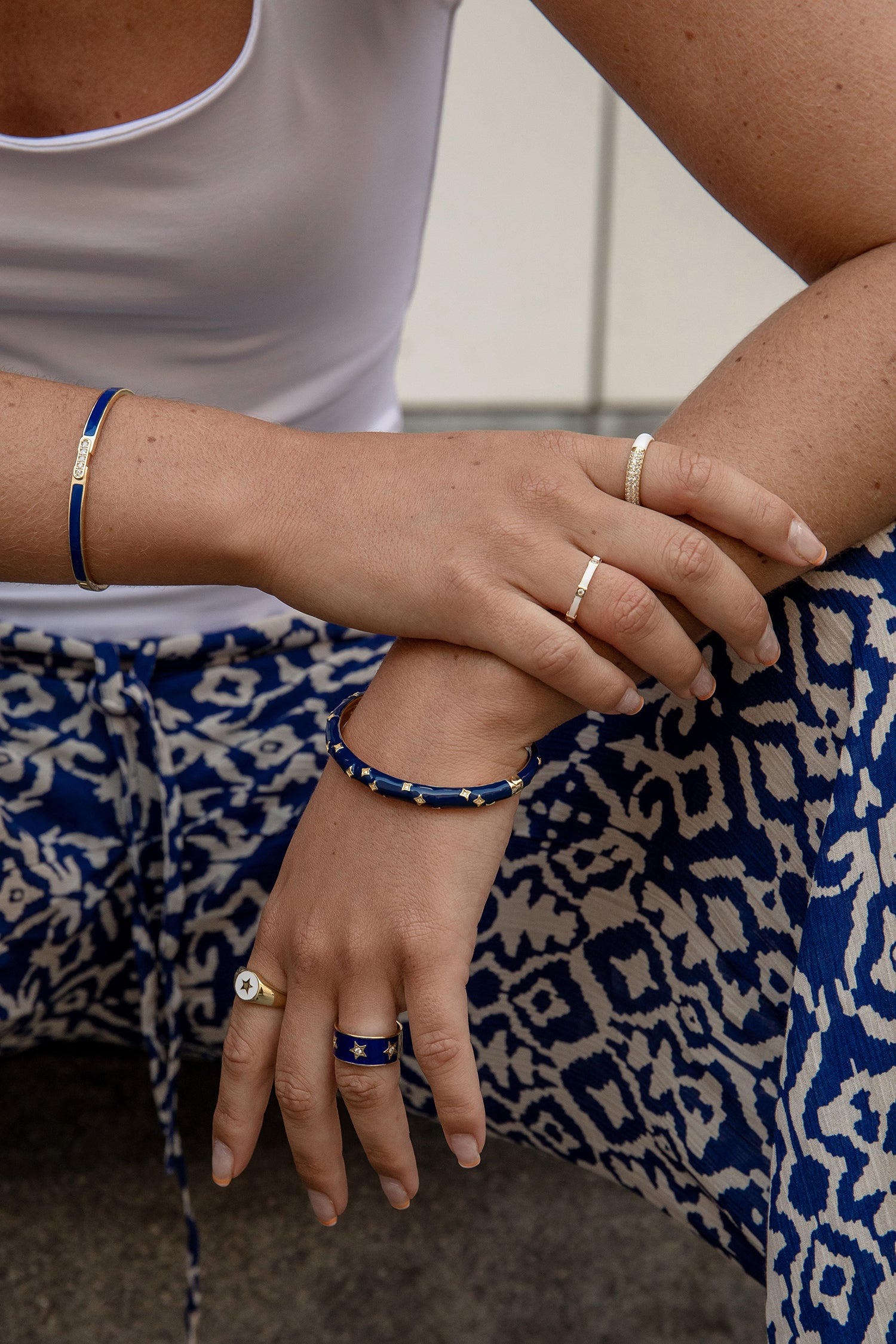 bague émail blanc avec sertissage de zircons