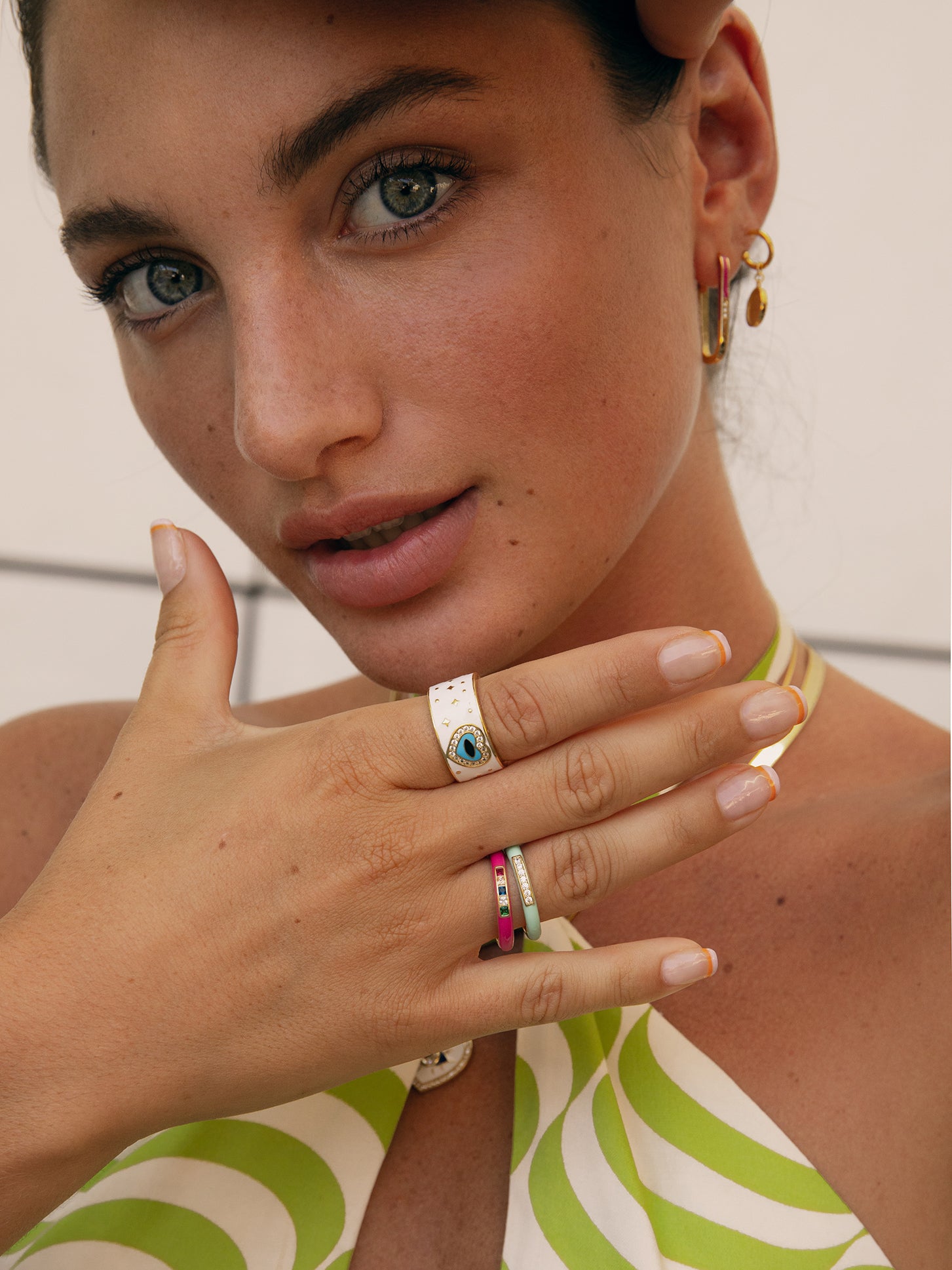 Anillo esmalte diseño circular tono menta con circonitas