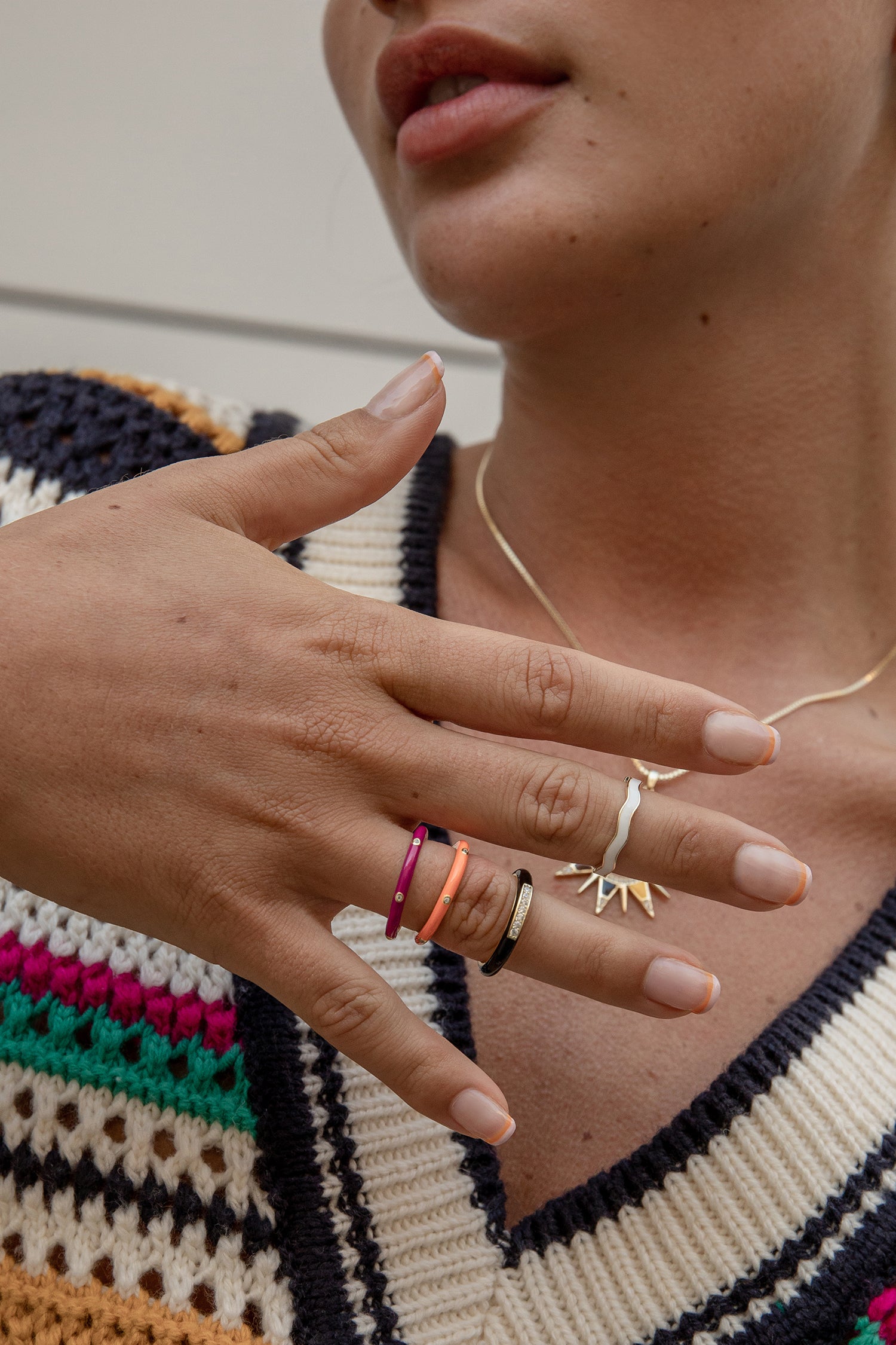 Anillo esmalte diseño circular tono negro con circonitas