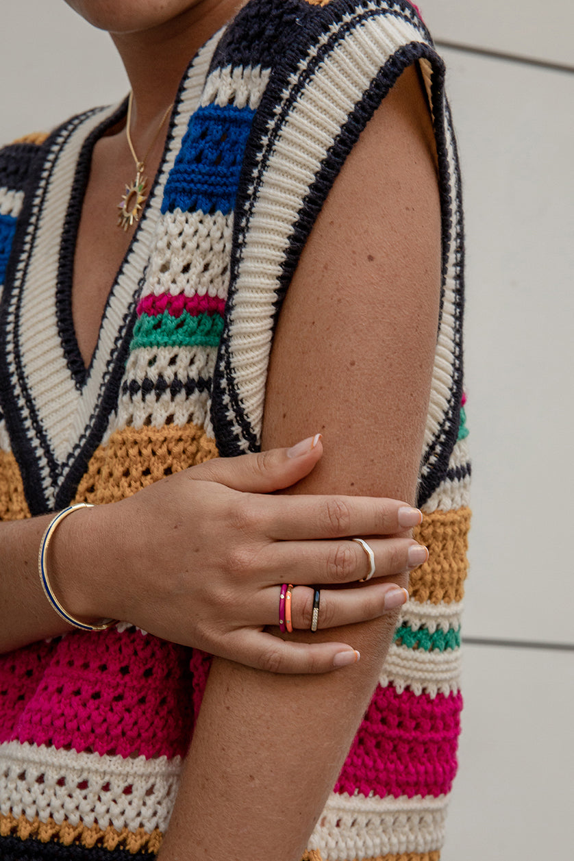 Anillo esmalte diseño circular tono negro con circonitas