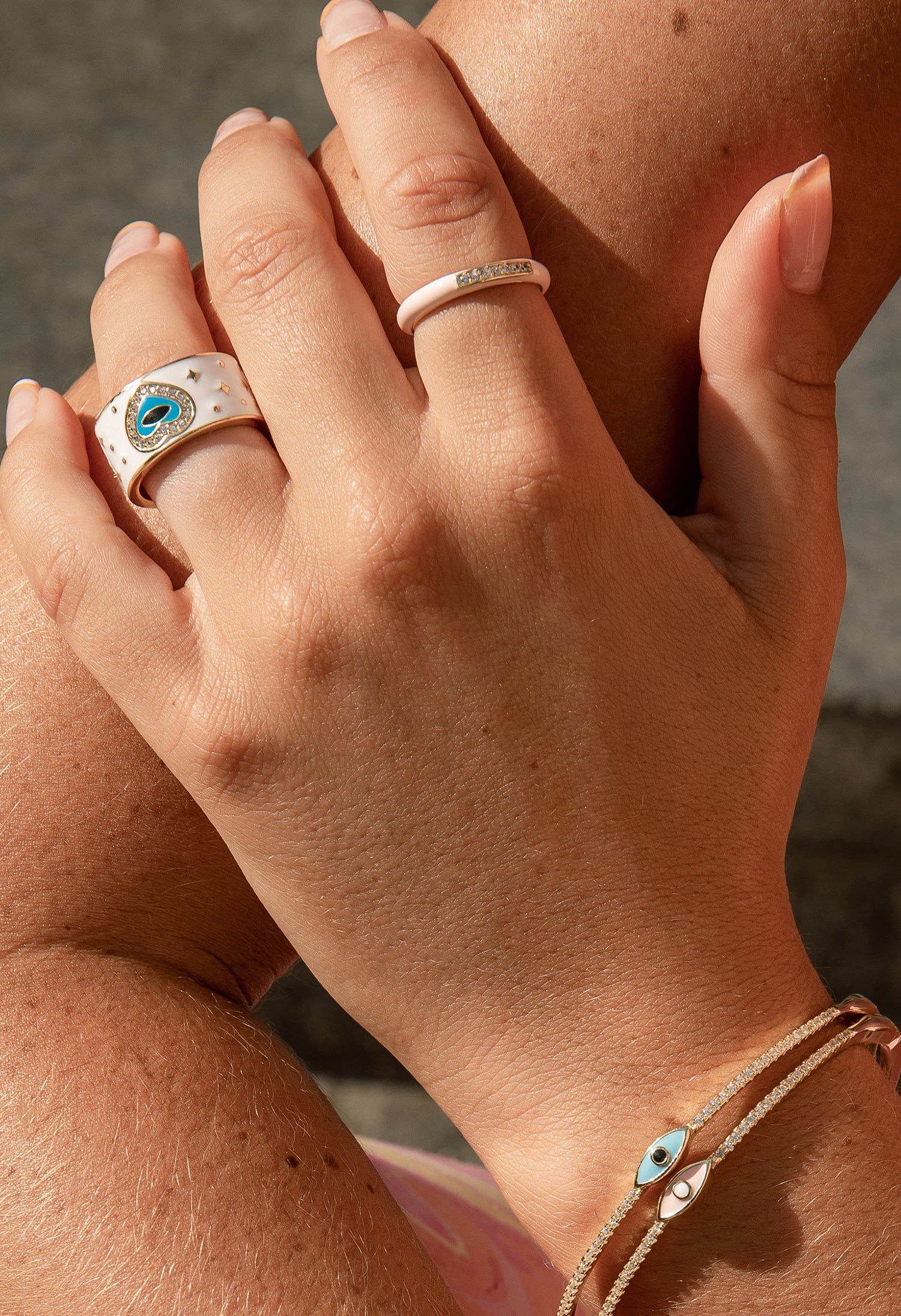Anillo esmalte diseño circular tono rosado con circonitas-LINEARGENT
