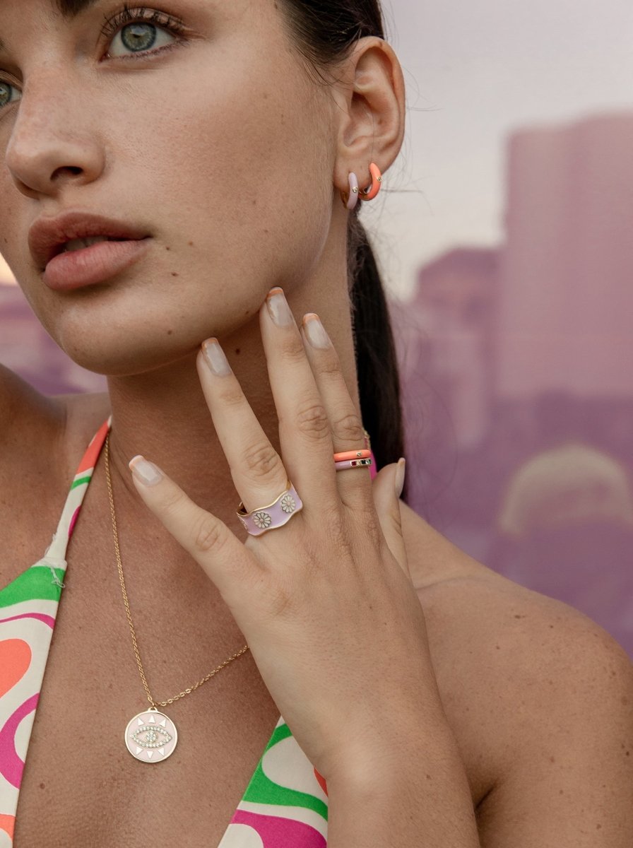 Anillo esmalte naranja diseño circonita central bañado en oro