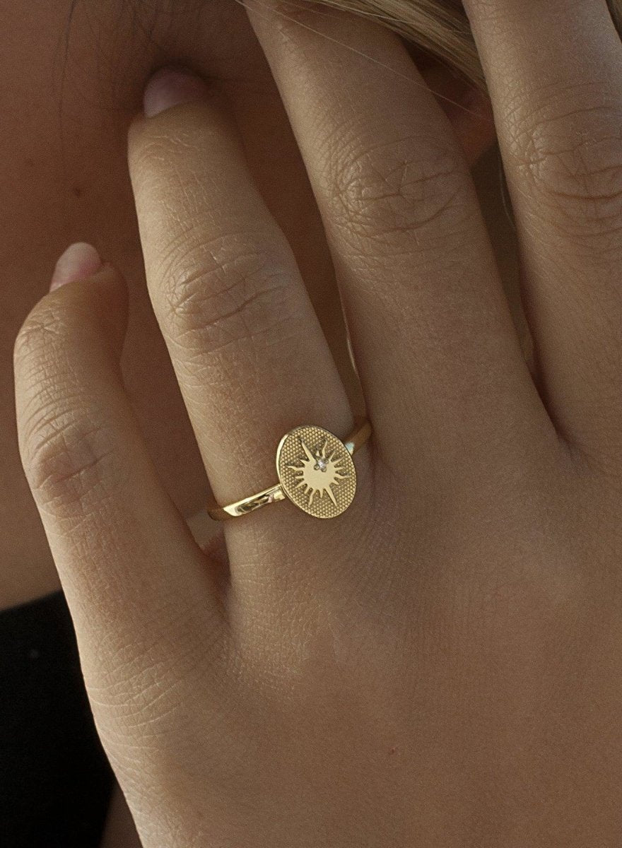 Anillo sello de plata diseño de sol y detalle de circonita-LINEARGENT
