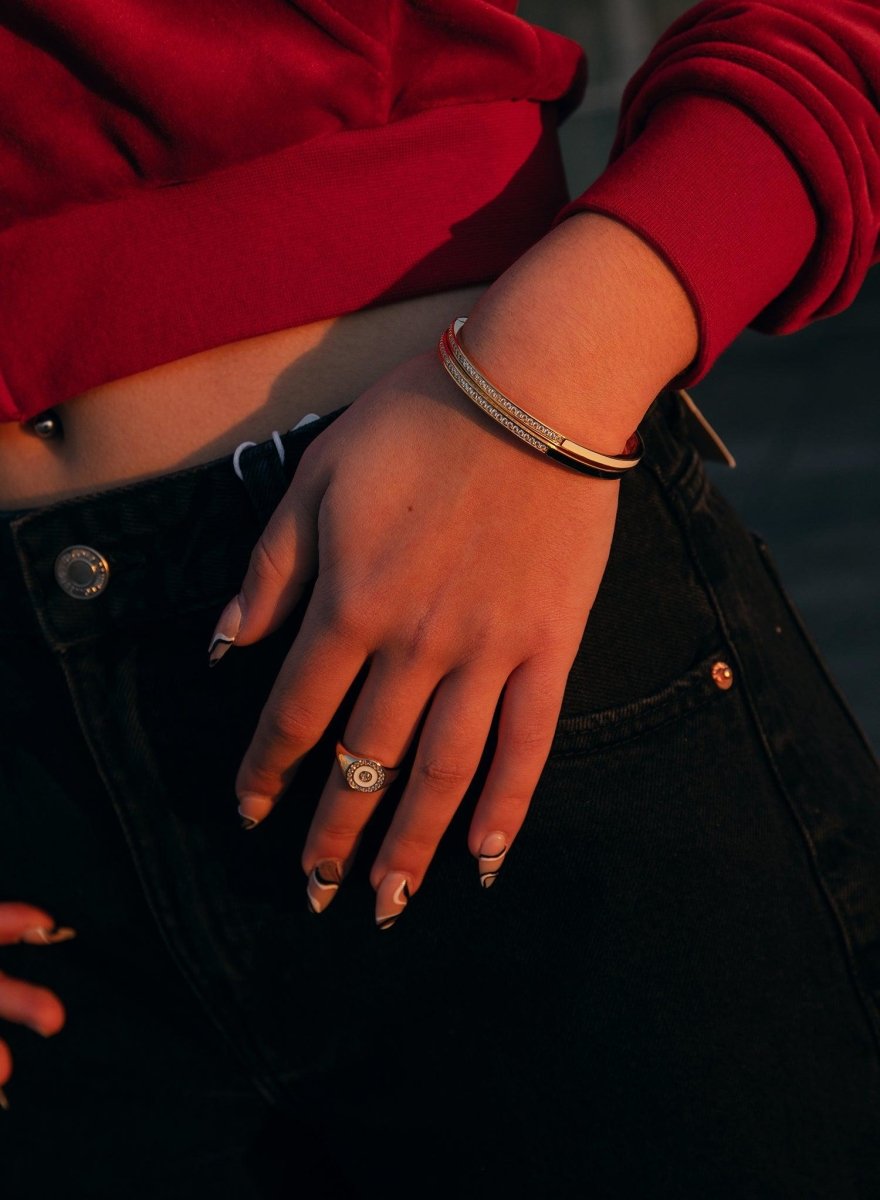 bague timbre design circulaire émail blanc avec zircons