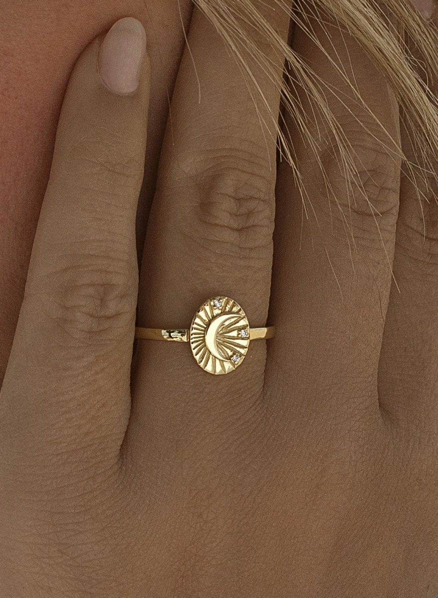 Anillo sello diseño de luna y tres circonitas-LINEARGENT