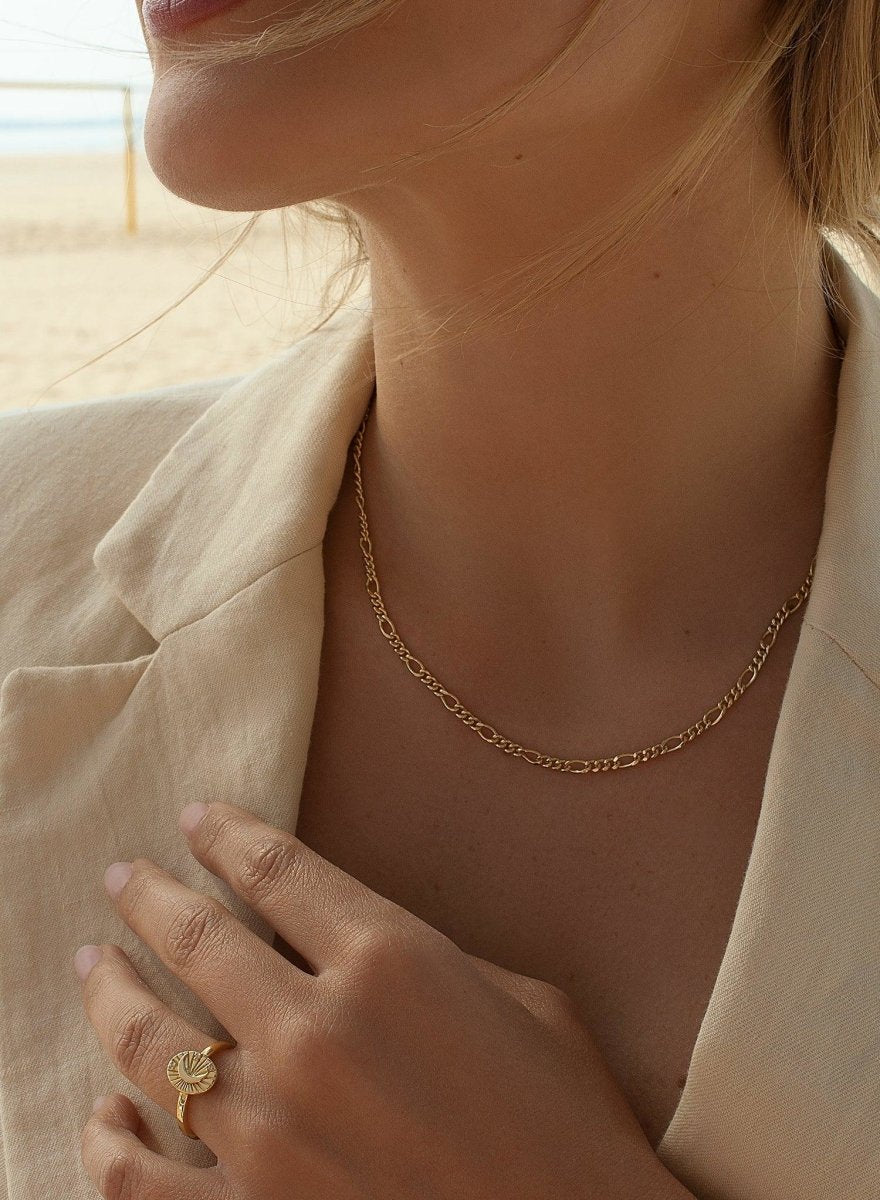 Anillo sello diseño de luna y tres circonitas