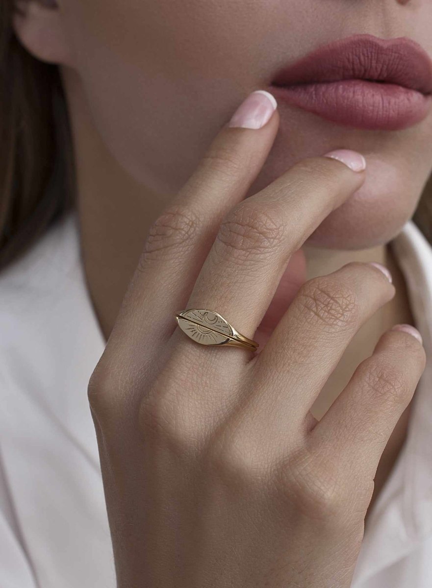 Anillo sello diseño dividido con grabado de luna y sol