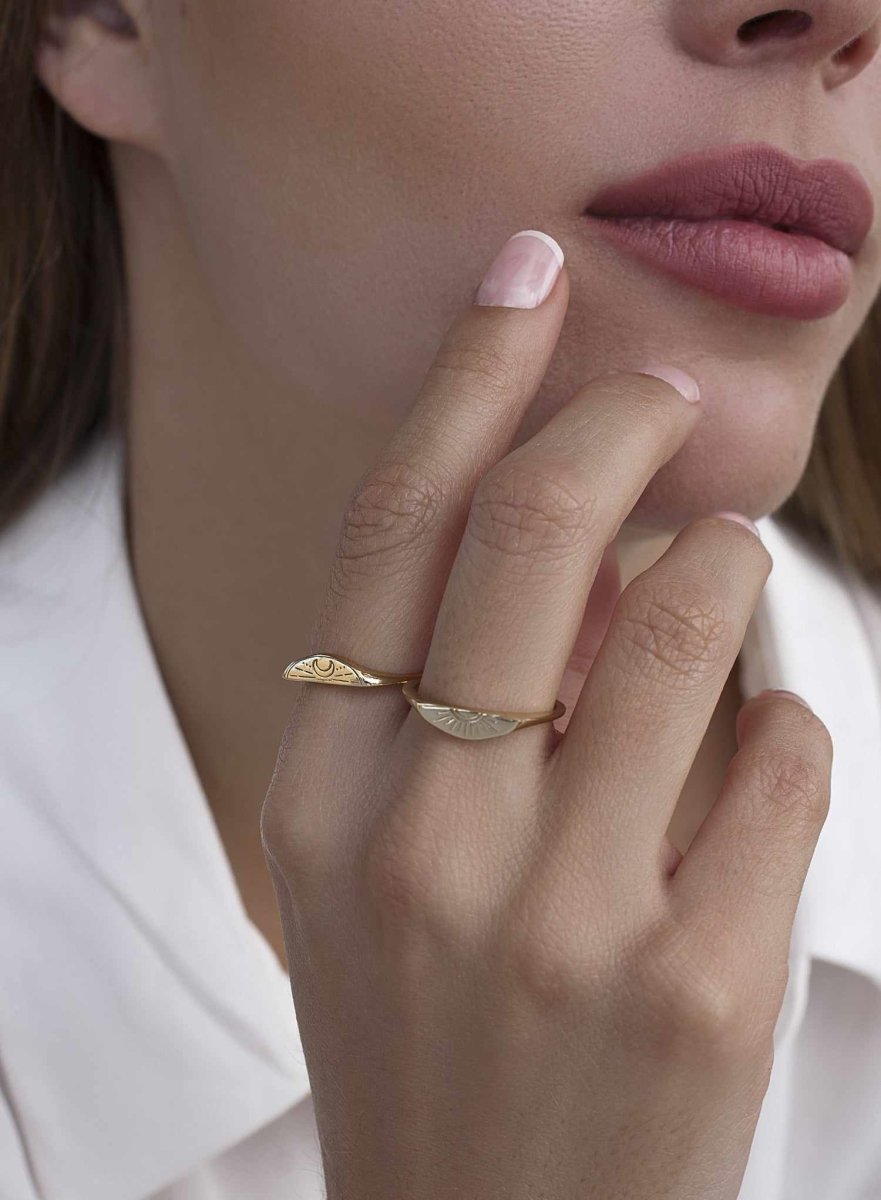 Anillo sello diseño dividido con grabado de luna y sol