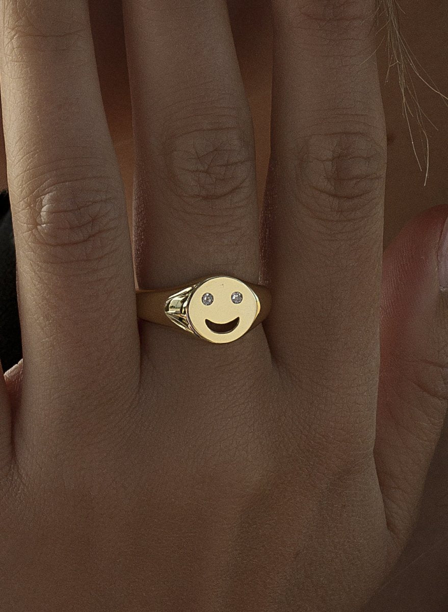 Anillo sello diseño smile con circonitas y baño de oro-LINEARGENT
