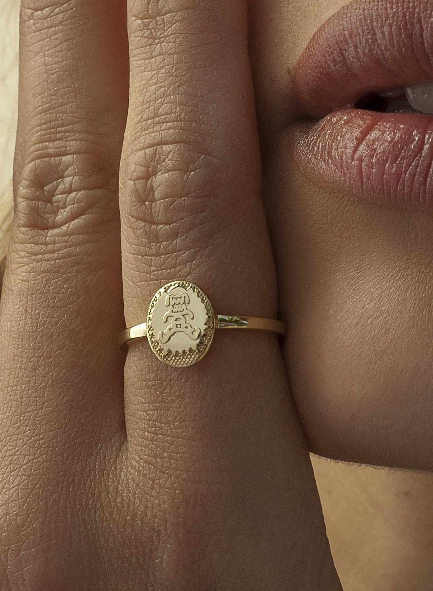 Anillo sello en plata dorado diseño azteca-LINEARGENT