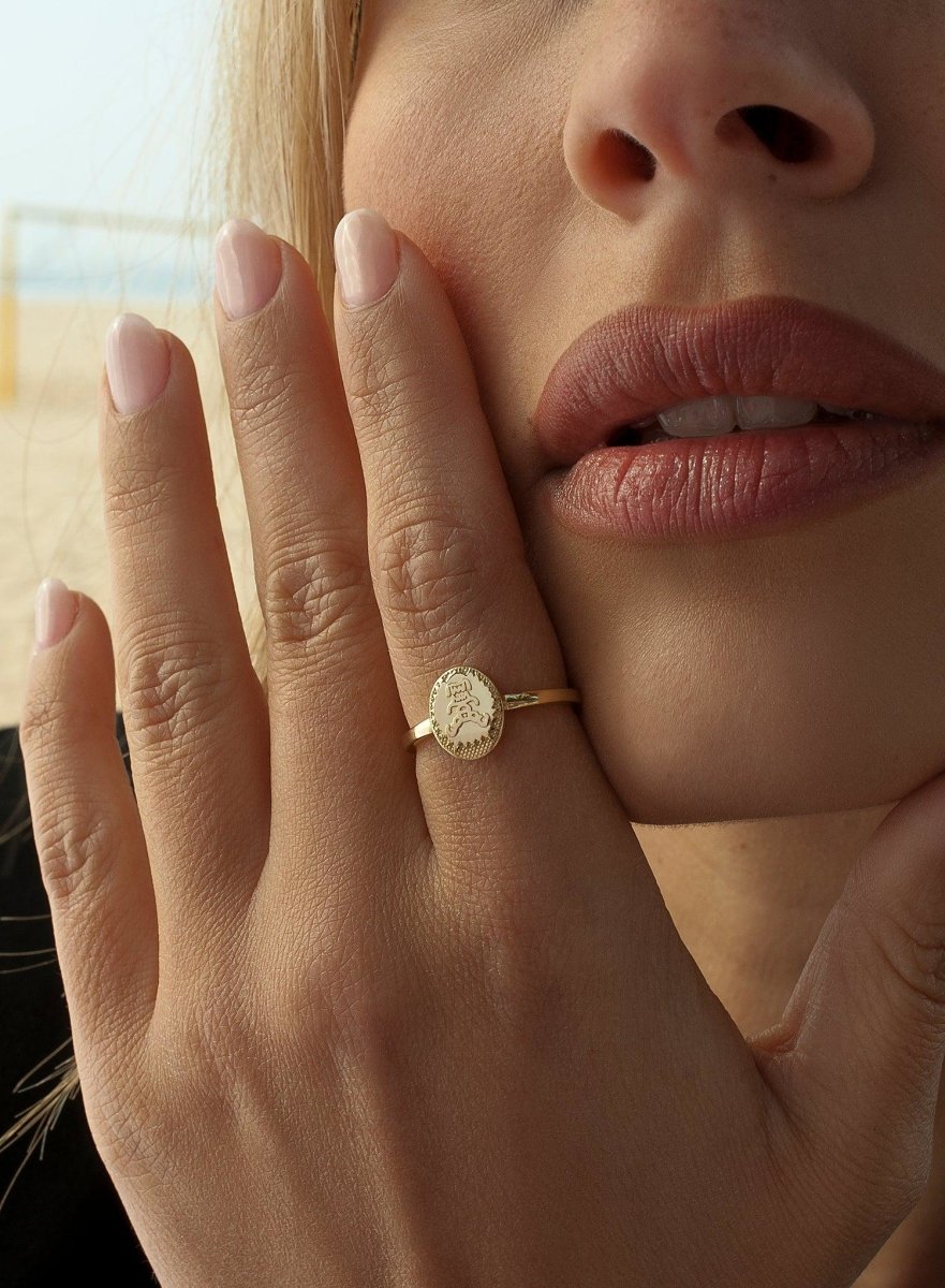 Anillo sello en plata dorado diseño azteca