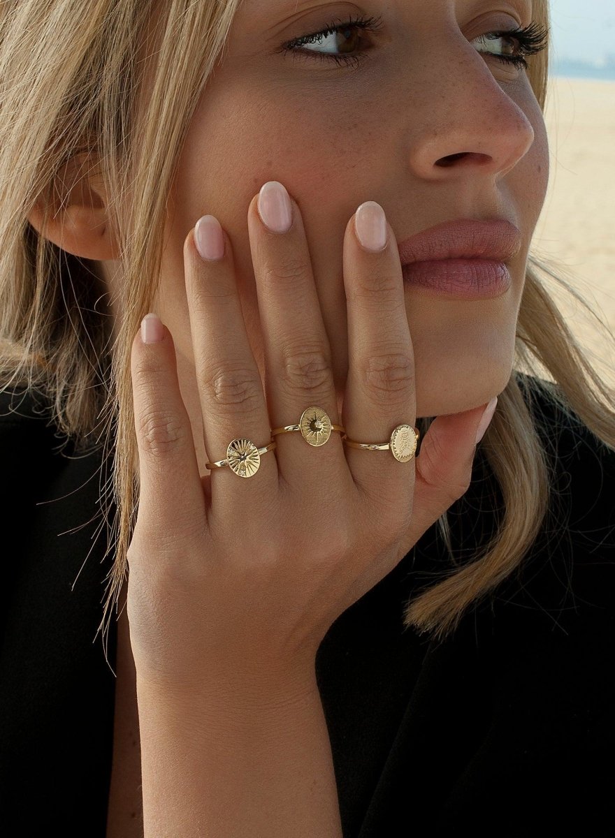 Anillo sello en plata dorado diseño azteca