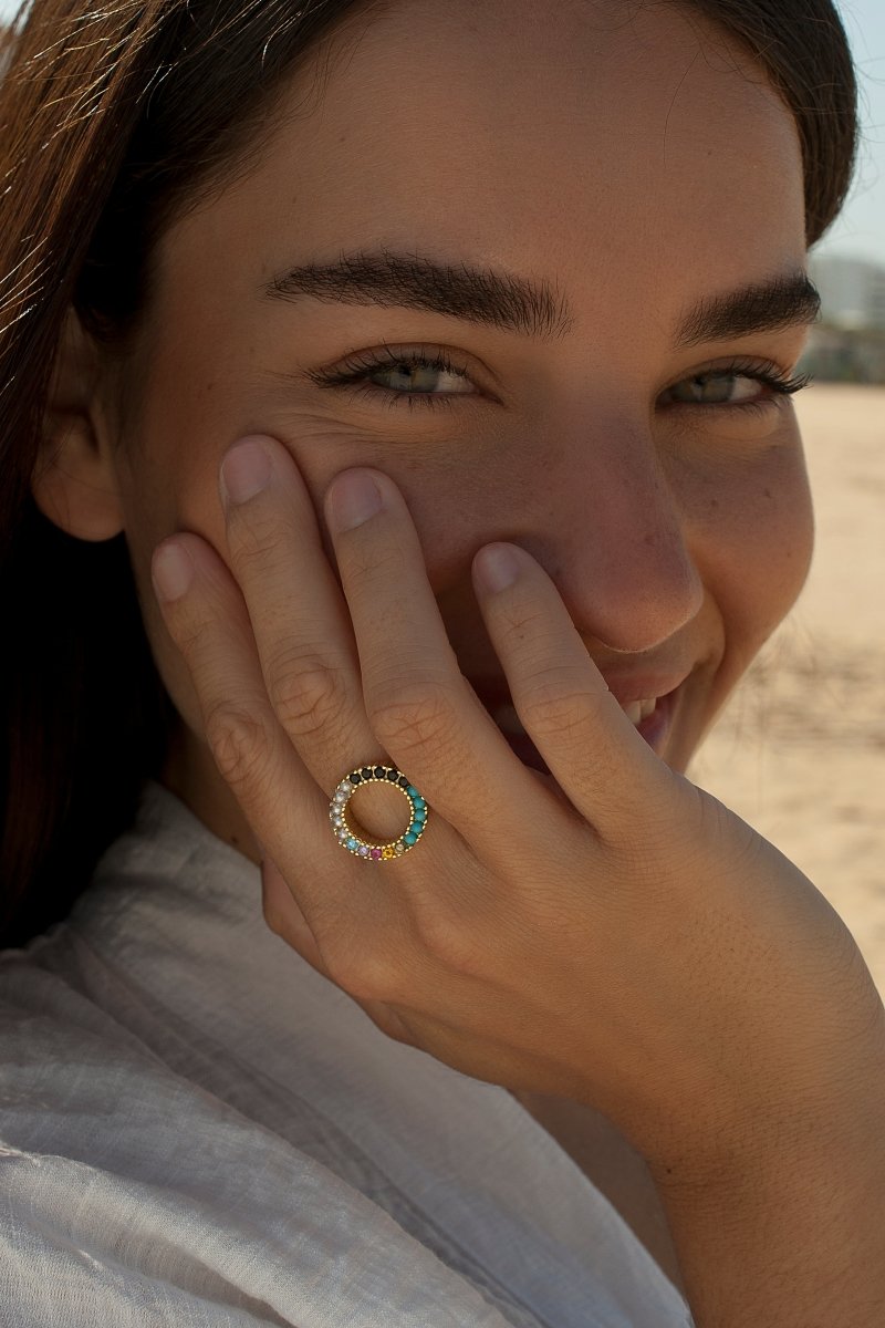 Anillos anchos dorados diseño circular de gemas y perlas