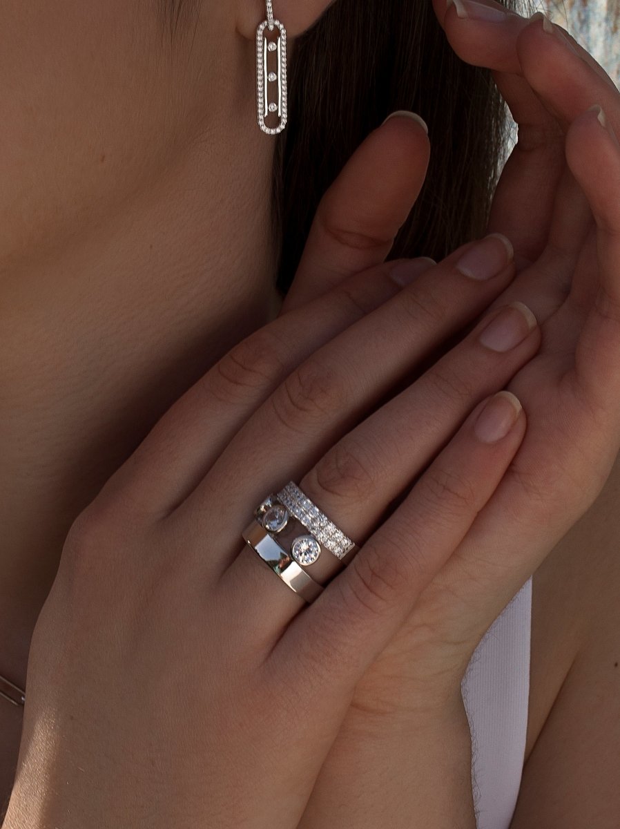 larges anneaux constitués de trois rails de zircons