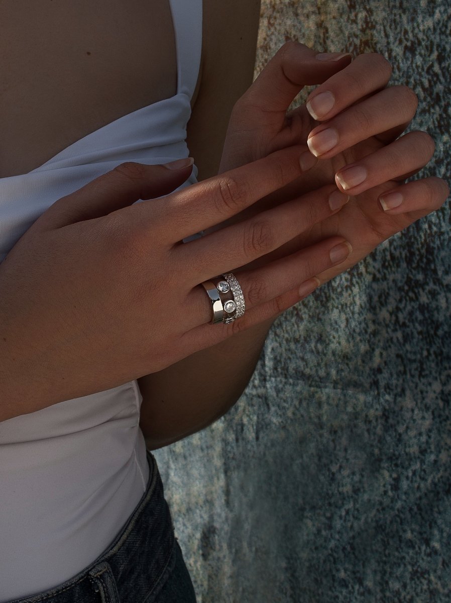 larges anneaux constitués de trois rails de zircons