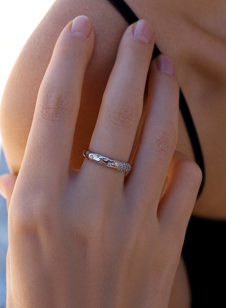 Anillos circonitas diseño desigual circular