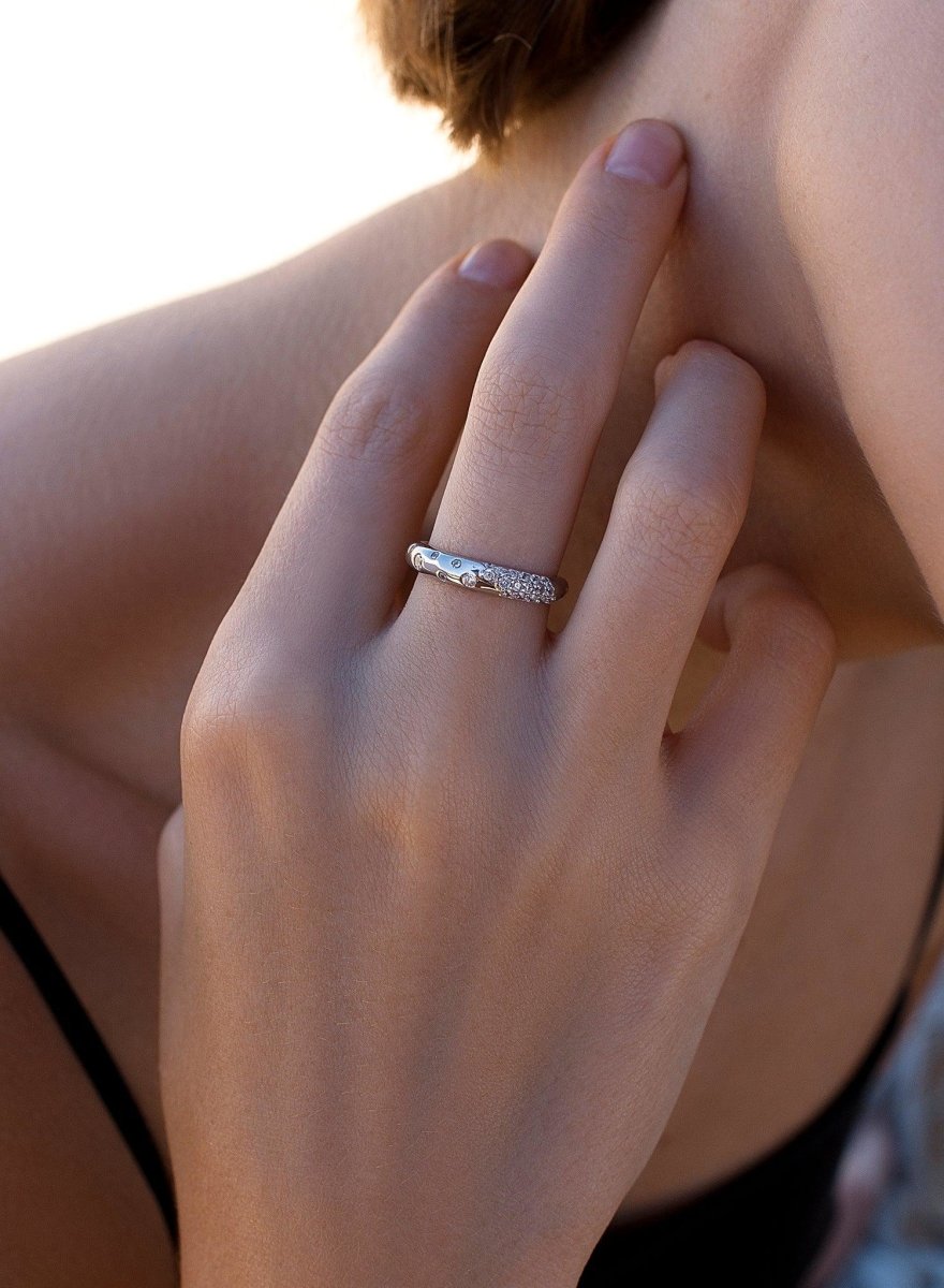 Anillos circonitas diseño desigual circular