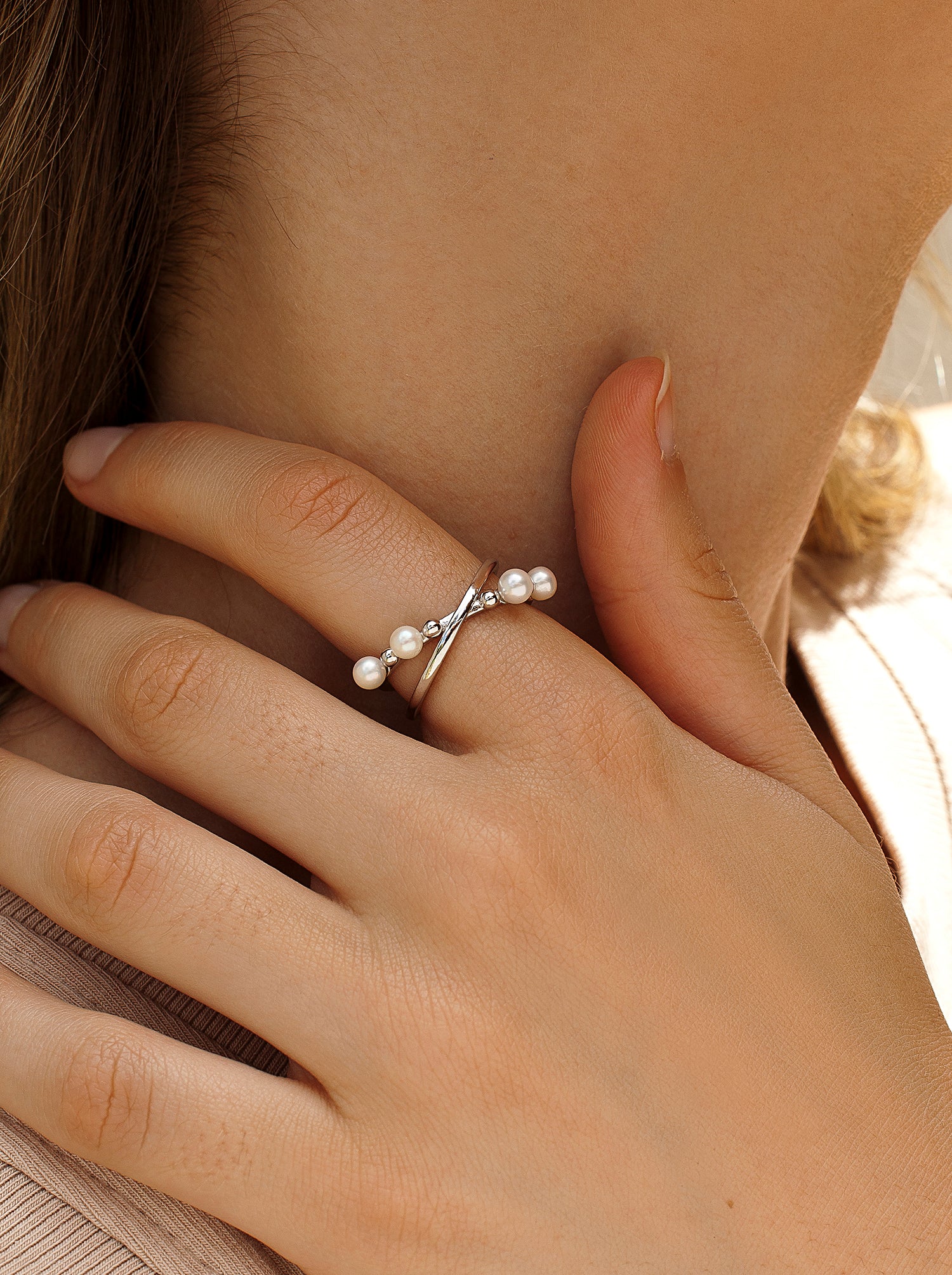 Anillos con perlas con doble raíl cruzado