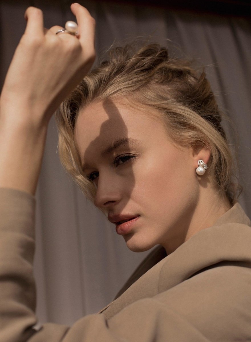 Rings with triple motive silver pearls