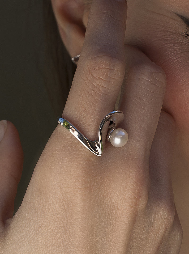 Anillos con perlas diseño serpentina con una perla-LINEARGENT