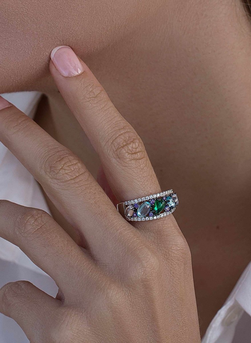 Anillos con piedras cristalinas diseño de mosaico