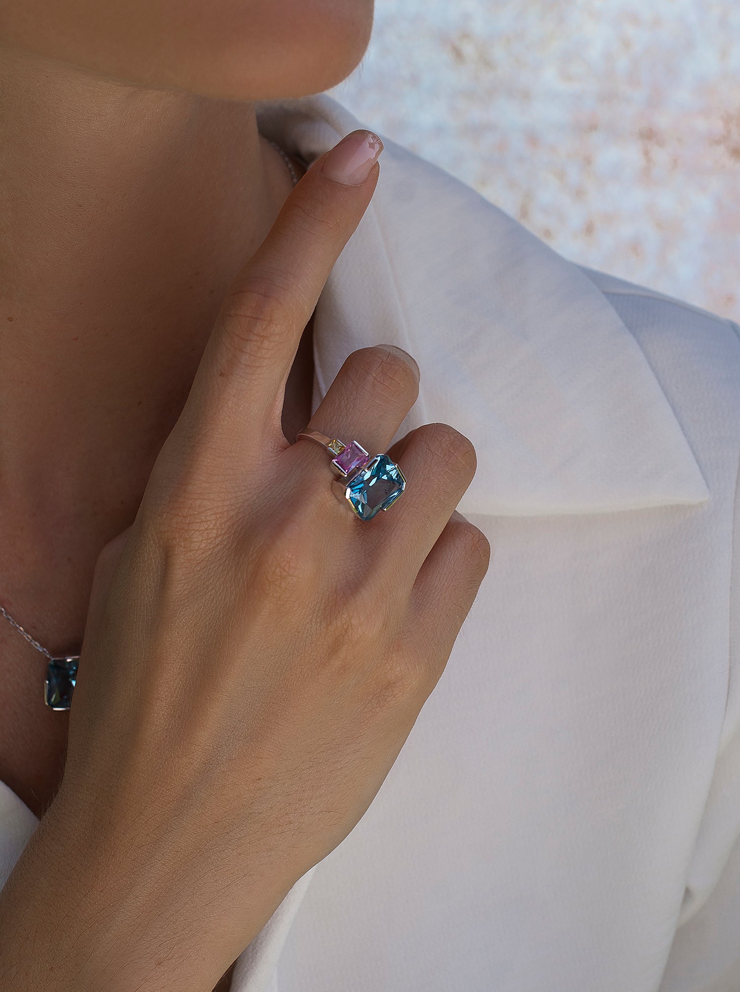 Anillos con piedras talla esmeralda calcedonia