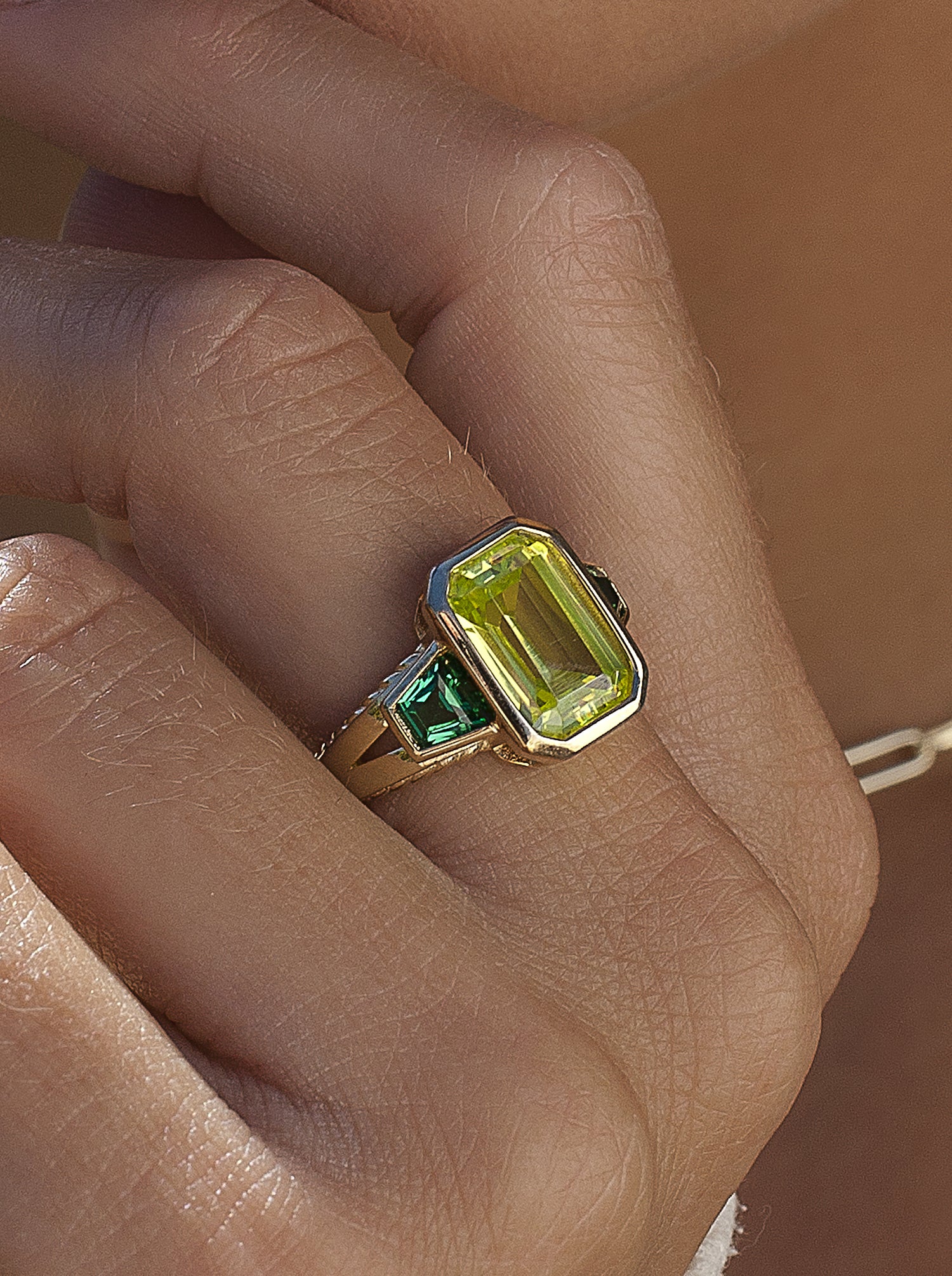 Anillos con piedras talla radiante en tono lima-LINEARGENT