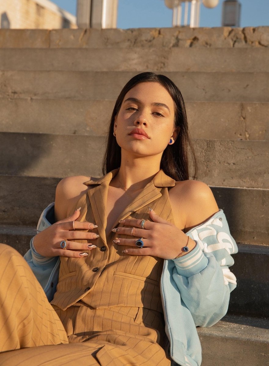 Anneaux de design avec émail bleu foncé et zircons